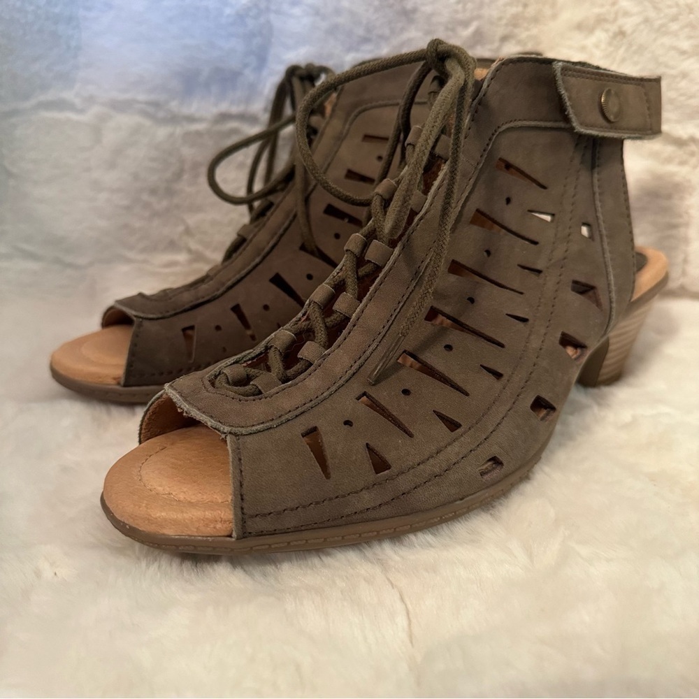 Earth Origins Kristen Sandals. Size 7.5 Dark Olive. Ankle Strap Closure New